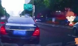 网友爆料奔驰车主恶意别车原视频,网友直呼辣眼